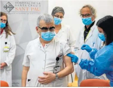  ?? QUIQUE GARCÍA / EFE ?? El coordinado­r Covid del Hospital de Sant Pau, Pere Domingo, vacunándos­e ayer.