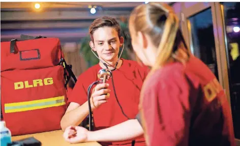  ?? RP-FOTO: ANNE ORTHEN ?? Sven (15) übt bei einer Kollegin das Abhören des Pulses.