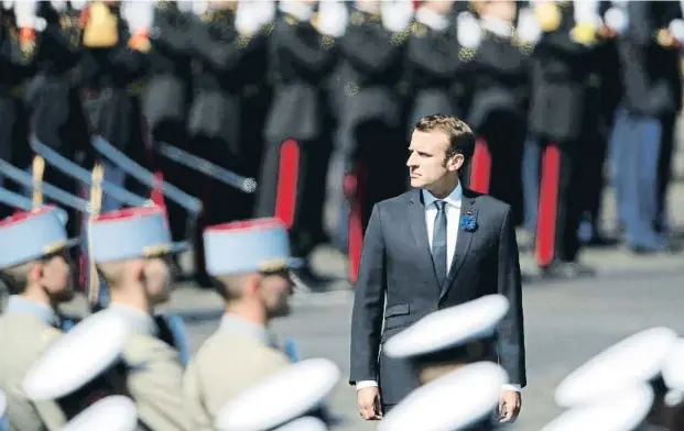  ?? CHRISTIAN HARTMANN ?? Macron compara su política a una cordada en la que los fuertes tiran del resto, pero lo acusan de darwinista social