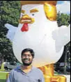  ?? TWITTER ?? Taran Singh Brar has put up inflatable chicken mimicking Prez Donald Trump.