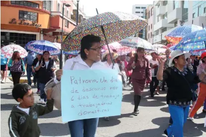  ?? JORGE SÁNCHEZ ?? Realizaron la denominada Protesta de las Sombrillas por calles del primer cuadro de la ciudad.