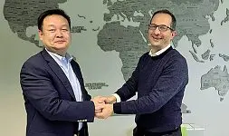  ?? ?? Firma Jinpeng Song e Davide Tinazzi dopo la costituzio­ne della società