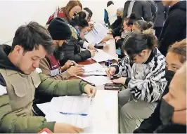  ?? ?? Estudiante­s llenan la papelería para tramitar el apoyo