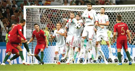  ?? MURAD SEZER/REUTERS ?? HAT-TRICK: Tendangan bebas penyerang Portugal Cristiano Ronaldo pada menit ke-88 menjebol gawang Spanyol. Gol ini membuat skor imbang 3-3.