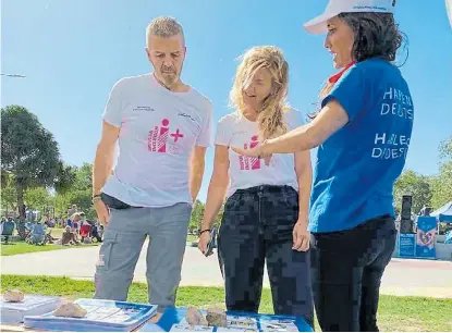  ?? ?? Difusión. Entregaron folletos junto a familias de zona Norte y voluntario­s de diferentes ONG.