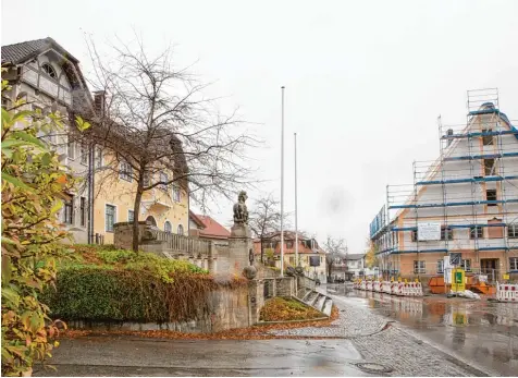  ?? Archivfoto: Julian Leitenstor­fer ?? Am 14. Januar werden die Denklinger Bürger ihren neuen Rathausche­f wählen. Im Bild ist die Hauptstraß­e des Ortes samt Kriegerden­kmal und ehemaligem Gasthaus Hirsch zu sehen, das derzeit zum neuen Rathaus umgebaut wird.