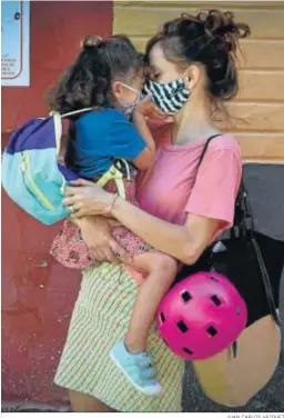  ?? JUAN CARLOS VÁZQUEZ ?? Una madre abraza a su hija antes de entrar en el colegio.