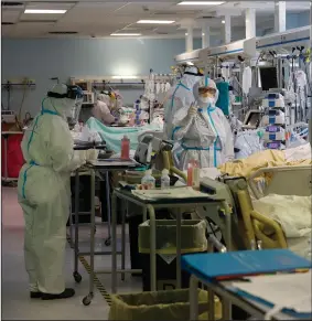  ?? (AP/Alessandra Tarantino) ?? Medical personnel tend to patients Thursday in the intensive care unit of the San Filippo Neri hospital in Rome.