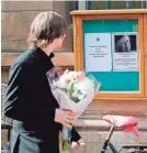  ?? TOLGA AKMEN/AFP/GETTY IMAGES ?? Students and academics gathered at Cambridge University in England to pay tribute to Stephen Hawking.