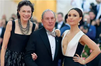  ??  ?? Famiglia
Michael Bloomberg, 77 anni, con la compagna Diana Taylor, 64, e la figlia Georgina, 36 (Angela Weiss/afp)