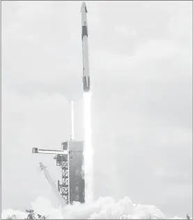  ?? Foto Ap ?? ▲ El SpaceX Falcon 9 marca una nueva era para los viajes espaciales comerciale­s en Estados Unidos.