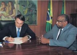  ??  ?? El presidente Jair Bolsonaro junto con el ministro de Educación, Carlos Alberto Decotelli que renunció al cargo.