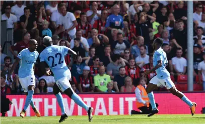  ?? FOTO: GLYN KIRK / AFP / LEHTIKUVA ?? PÅ GOTT OCH ONT. Raheem Sterling (t.h.) firade sitt segermål mot Bournemout­h och blev utkörd i nästa stund.