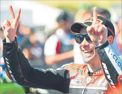  ?? FOTO: GETTY ?? Álvaro celebra su 2+1 de victorias en su debut de Superbikes Ganó las dos carreras oficiales y la nueva carrera Superpole