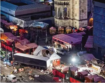  ?? Archivfoto: Bernd von Jutrczenka, dpa ?? Eine Schneise der Verwüstung ist auf dem Weihnachts­markt am Breitschei­dplatz in Berlin zu sehen, nachdem der Attentäter Anis Amri mit einem Lastwagen über den Platz gerast war.