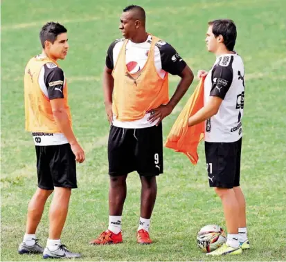  ?? FOTO ?? Mauricio Molina, Juan Fernando Caicedo y Hernán Hechalar, una tripleta que puede ser importante esta noche ante el Santa Cruza brasileño para avanzar a los cuartos.