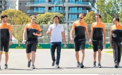  ?? ANTONIN VINCENT / DPPI / AFP7 ?? Carlos Sainz charla con sus mecánicos durante los preparativ­o del Gran Premio de Australia.