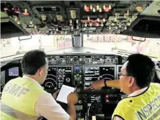  ?? BILD: AP/DPA ?? TechnikeK bei deK Inspektion des Cockpits eineK Boeing 737 Max 8 von GaKuda in JakaKta (Indonesien)