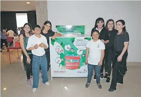  ??  ?? José y Sol con parte del equipo de voluntario­s: Valeria Carrillo, Helena Molina, Lourdes Martín Sobrino de López e hijas Lourdes y Ana López Martín