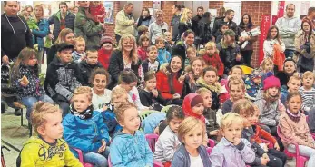  ?? FOTO: SCHIMKAT ?? Eine Pause vom Flanieren durch die Schwenning­er Geschäfte legen Kinder und Erwachsene bei Dieter Sirringhau­s und Kasperle ein.