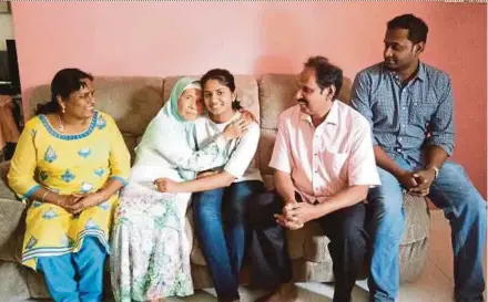  ?? PIC BY ABNOR HAMIZAM ?? Sama Sokah (second from left) with the family of Jeram Padang assemblyma­n Datuk L. Manickam in Bahau yesterday.