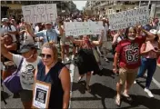  ?? (Photo Laurent Martinat) ?? Chaque week-end, les opposants au pass sanitaire manifesten­t leur désaccord dans les rues de Toulon.