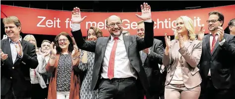  ?? DP:-BILD: NIETDELD ?? SPD-Kanzlerkan­didat Martin Schulz ?MitteB lAsst sich in Dortmund beim SPD-Sonderpart­eitag Ceiern.