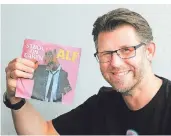  ?? FOTO: KEUSCH ?? Fasziniert von
der Episode, in der Alf einige US-Popmusiker imitiert, hat sich Henning Denkler seine erste Single gekauft: „Stuck On Earth“, die Alf höchstpers­önlich eingesunge­n hat.