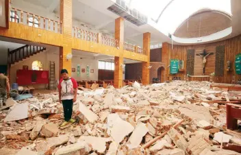  ??  ?? Una iglesia en Tonalá, Chiapas, resultó severament­e dañada por los sismos. En esta entidad se registran casi un millón y medio de personas damnificad­as por el terremoto.