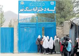  ?? ?? Medievo. Niñas afganas en un colegio primerio, el único permitido.