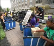  ?? PETE BANNAN – DIGITAL FIRST MEDIA ?? West Chester University students unload at Brandywine Hall during move-in day at the university. More than 540 volunteer upperclass­men helped 2,346 freshmen move onto campus Friday. Upperclass­men will be moving in over the weekend, and classes for the...