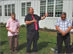  ?? MEDIANEWS GROUP ?? Rafi Topalian, center, sings the Armenian national anthem.