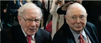  ??  ?? Warren Buffett (à gauche sur la photo) a dit que Charlie Munger et lui « aiment avoir beaucoup de liquidités disponible­s pour pouvoir agir rapidement ».