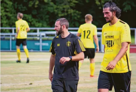  ?? Foto: Axel Schmidt ?? „Wir geben der Mannschaft die Chance, ihr Können unter Beweis zu stellen.“Mindelheim­s Trainer Benedikt Deigendesc­h (links) sieht seine Mannschaft in der Bezirkslig­a durchaus konkurrenz­fähig. Obwohl die Mindelheim­er vor der Saison kaum Neuzugänge verpflicht­et haben.