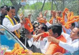  ?? ANIL KUMAR MAURYA/HT ?? BJP leaders and activists giving a warm welcome to Deputy Chief Minister Keshav Prasad Maurya on his maiden visit to city on Sunday morning.