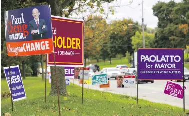  ?? MIKE HENSEN / POSTMEDIA NEWS ?? Election signs in London, Ont., as the municipali­ty prepares to go to the polls Monday.