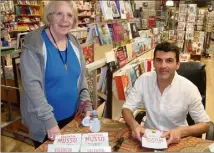  ?? (Photos S. J.) ?? Parmi les nombreux lecteurs venus lui rendre visite à La Joie de Lire, Valentin Musso a reçu la visite inopinée de Gérard Krawczyk, le réalisateu­r d’une parie des films Taxi. .