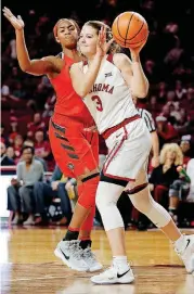  ?? [PHOTO BY STEVE SISNEY, THE OKLAHOMAN] ?? Oklahoma’s Mandy Simpson, right, has a big influence on the Sooners’ younger players such as Ana Llanusa and Shaina Pellington.