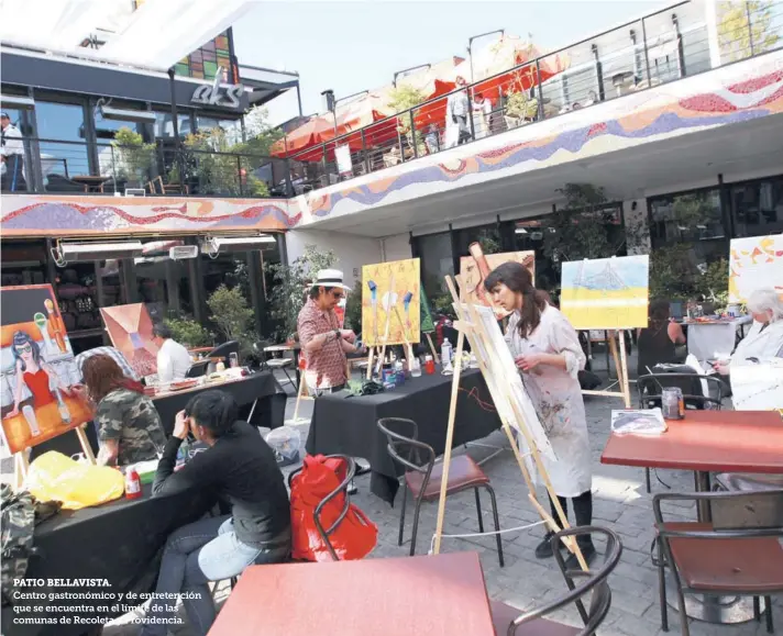  ??  ?? PATIO BELLAVISTA. Centro gastronómi­co y de entretenci­ón que se encuentra en el límite de las comunas de Recoleta y Providenci­a.