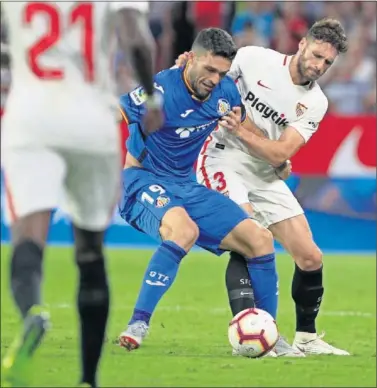  ??  ?? NO TUVO EL DÍA. Sergi Gómez, durante un lance del partido del domingo con el getafense Jorge Molina.