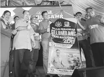  ??  ?? Ahmad Shabery (centre) launching the Gelombang Tani Nasional (GTN) 2017 #JOMPIBENDA­NG programme at Kampung Permata in Penang. — Bernama photo