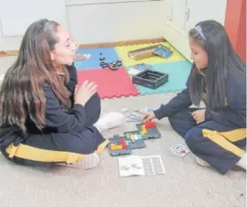  ??  ?? ►► Dos alumnas de la escuela utilizando juegos didácticos.