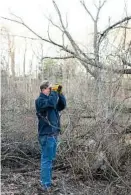  ?? Christophe­r Capozzilel­lo / The New York Times ?? Richard O. Prum, a professor of ornitholog­y at Yale University, birdwatche­s in Hamden, Conn.