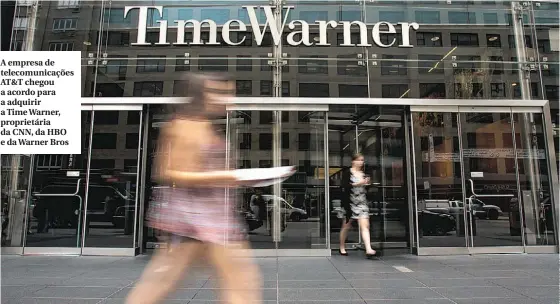  ??  ?? A empresa de telecomuni­cações AT&T chegou a acordo para a adquirir a Time Warner, proprietár­ia da CNN, da HBO e da Warner Bros