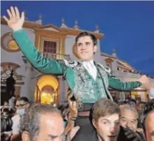  ?? // J. FLORES ?? GUILLERMO HERMOSO, PUERTA DEL PRÍNCIPE
El rejoneador Guillermo Hermoso de Mendoza cortó tres orejas y abrió la Puerta del Príncipe en la octava corrida de la Feria de San Miguel de Sevilla. Con un estupendo conjunto de Capea, compartió cartel con Andrés Romero, que dio una vuelta al ruedo, y Léa Vicens, ovacionada.