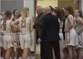  ?? JEN FORBUS — FOR THE MORNING JOURNAL ?? Avon Lake coach Dave Zvara consults with his squad during a time out on the court on March 5.