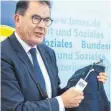  ?? FOTO: EPD ?? Entwicklun­gsminister Gerd Müller (CSU) präsentier­t eine Jeans mit dem Fair-Label Grüner Knopf.