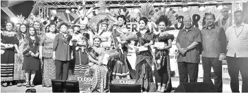  ??  ?? Manyin (third right) joins others in a photo-call with the winners and finalists of Miss Tourism Tasik Danu 2018. Also seen are Mary (front, fifth left), John (right) and Johnathan (second right).