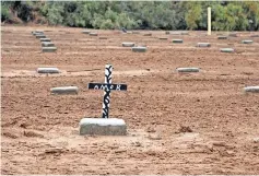  ??  ?? aCtIVIStaS aCUden al lugar dos veces al año a colocar cruces, rezar y a veces a soltar mariposas como señal de libertad