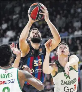  ?? Enric Fontcubert­a / Efe ?? El azulgrana Mirotic lanza a canasta en presencia de Hayes.